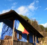 Căsuța albastră, un loc unic si magic! Într-un sat din Argeș o căsuță veche de peste 150 de ani atrage ca un magnet curioșii din țară și din străinătate